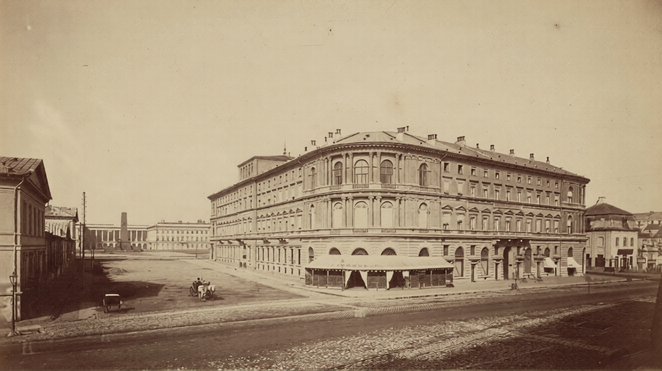 Hotel Europejski przy Krakowskim Przedmieściu na pcztóce epoki .