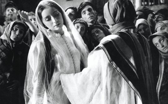 Kadr z&#xa0;filmu &#x201e;Dybuk&#x201d; (1937) w&#xa0;re&#x17c;yserii Micha&#x142;a Waszy&#x144;skie