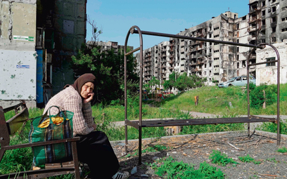 Mariupol, osiedle mieszkaniowe zniszczone przez rosyjski ostrzał, 31 maja 2022 r.