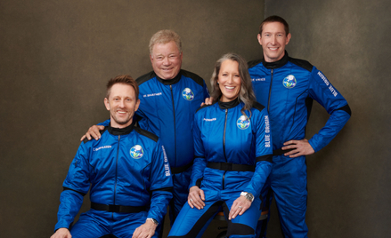 Od lewej: ) Glen de Vries, Audrey Powers, stoją William Shatner i Chris Boshuizen