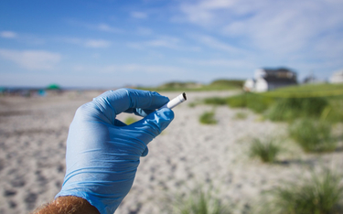 Niedopałki zanieczyszczają morza i oceany w takim samym stopniu jak butelki plastikowe czy jednorazo