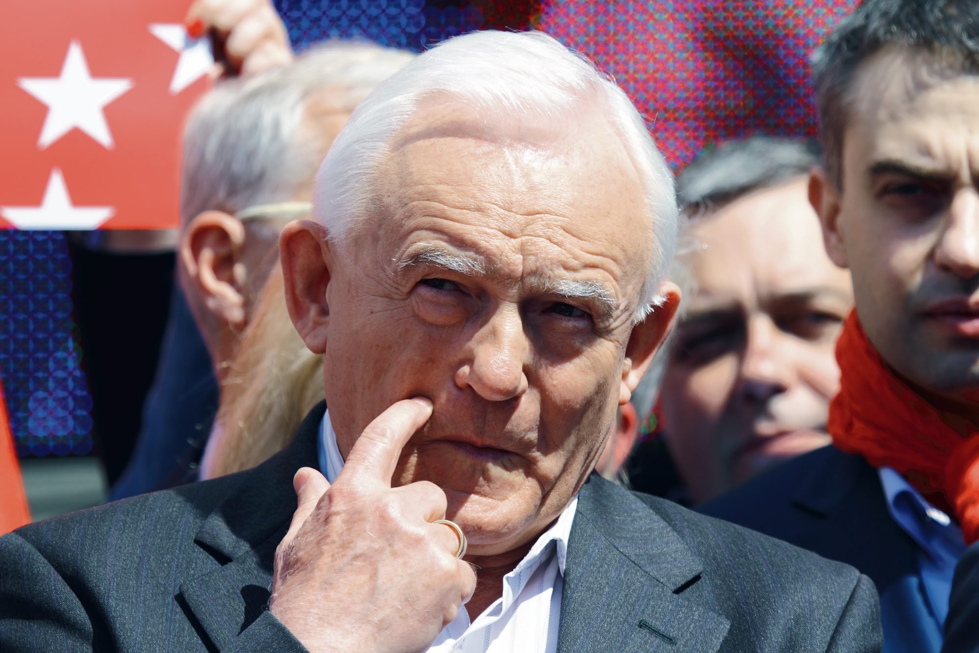 Leszek Miller gra w prorosyjskiej orkiestrze. Skąd ten zwrot europejskiego premiera?