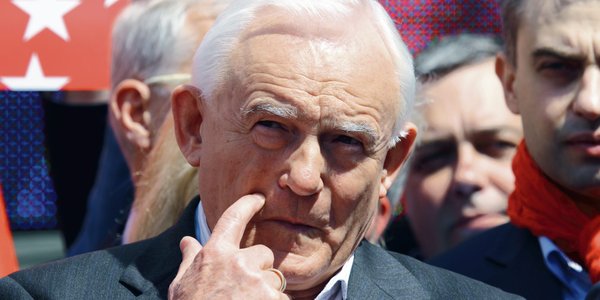 Leszek Miller gra w prorosyjskiej orkiestrze. Skąd ten zwrot europejskiego premiera?