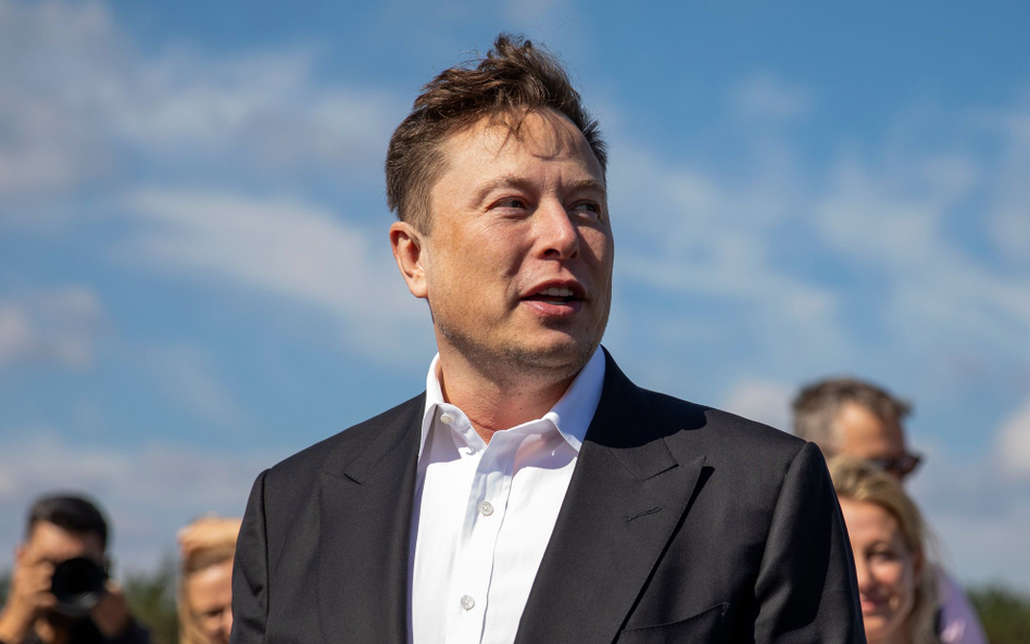 Elon Musk robi dobrą minę do złej gry. Twitter, którego kupił za 44 mld dol., jest w bardzo trudnej 