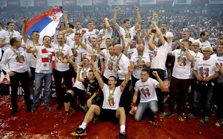 Siatkarze Asseco Resovii Rzeszów podczas dekoracji po 3. meczu finałowym Ekstraklasy z Lotosem Trefl