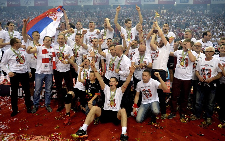 Siatkarze Asseco Resovii Rzeszów podczas dekoracji po 3. meczu finałowym Ekstraklasy z Lotosem Trefl