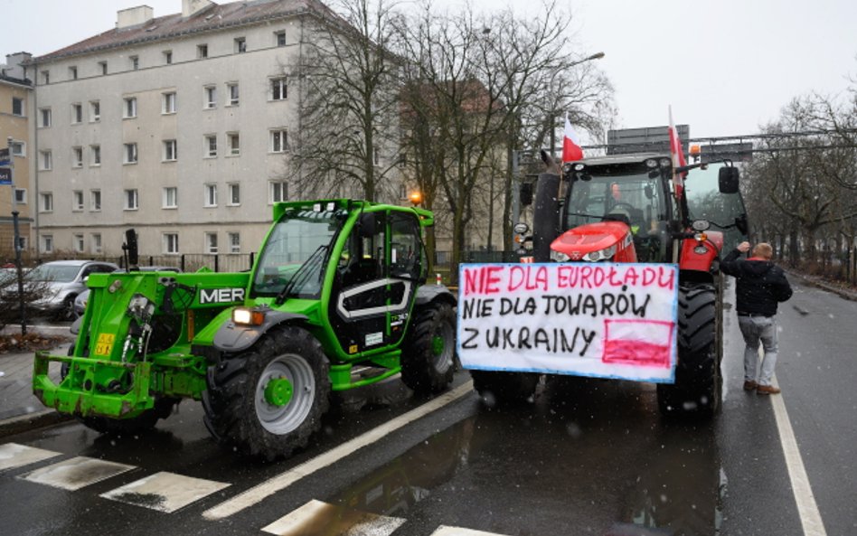 Protest rolników przed Wielkopolskim Urzędem Wojewódzkim w Poznaniu