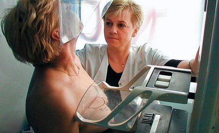 Co roku na raka piersi zapada 15 tys. Polek. Na zdjęciu badanie mammograficzne