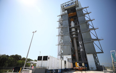 Wahadłowiec X-37B umieszczony w kapsule transportowej rakiety nośnej Atlas V 501 podczas przygotowań
