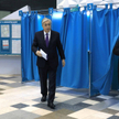 Kasym-Żomart Tokajew głosuje w wyborach prezydenckich