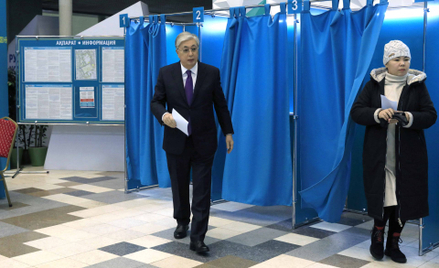 Kasym-Żomart Tokajew głosuje w wyborach prezydenckich