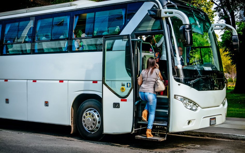 Kolonie dla dzieci: Ani mama, ani tata nie wejdą do autokaru. Muszą zachować dystans