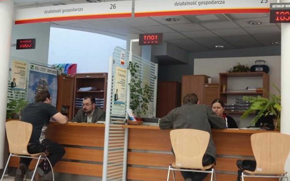 Tony formularzy krążą między urzędami