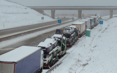 Sznur ciężarówek na granicy Słowacji z Ukrainą