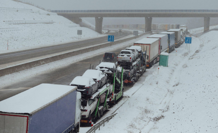 Sznur ciężarówek na granicy Słowacji z Ukrainą