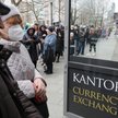 Kolejka do kantoru przy ul. Świętokrzyskiej w Warszawie, gdzie można sprzedać ukraińskie hrywny