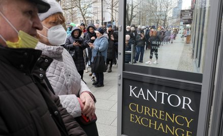 Kolejka do kantoru przy ul. Świętokrzyskiej w Warszawie, gdzie można sprzedać ukraińskie hrywny