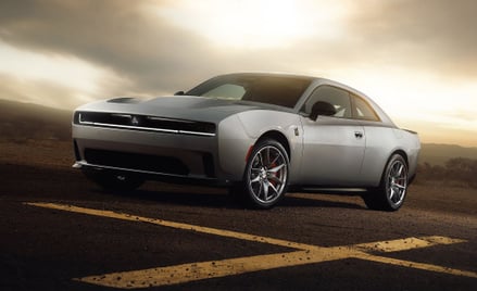 Dodge Charger oferowany jest póki co tylko w wersji elektrycznej i ze spalinowym silnikiem V6