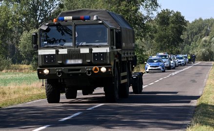 Służby w miejscu upadku rosyjskiego drona w miejscowości Krzywowierzba-Kolonia
