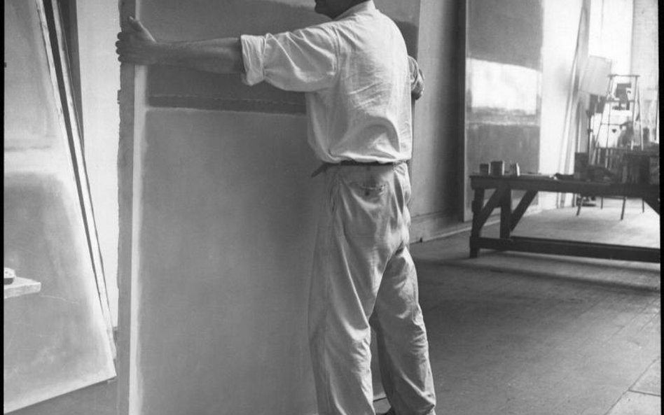 Mark Rothko w swoim studiu przy pięćdziesiątej trzeciej ulicy, fot. Henry Elkin, ok. 1953. Copyright