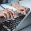 W ujęciu globalnym w 2024 roku z internetu korzystało 65 proc. kobiet – o 5 proc. mniej niż mężczyzn