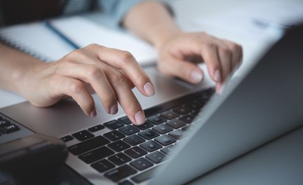 Kobieta przy komputerze