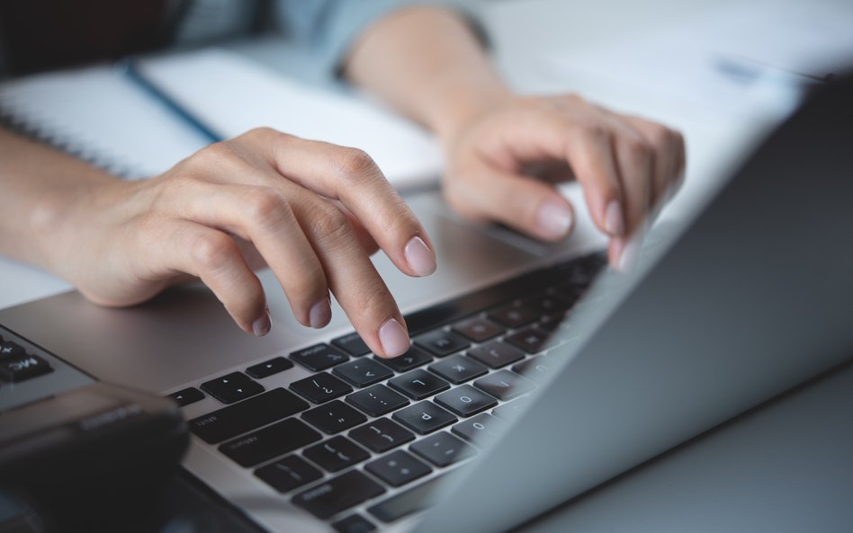 Kobieta przy komputerze