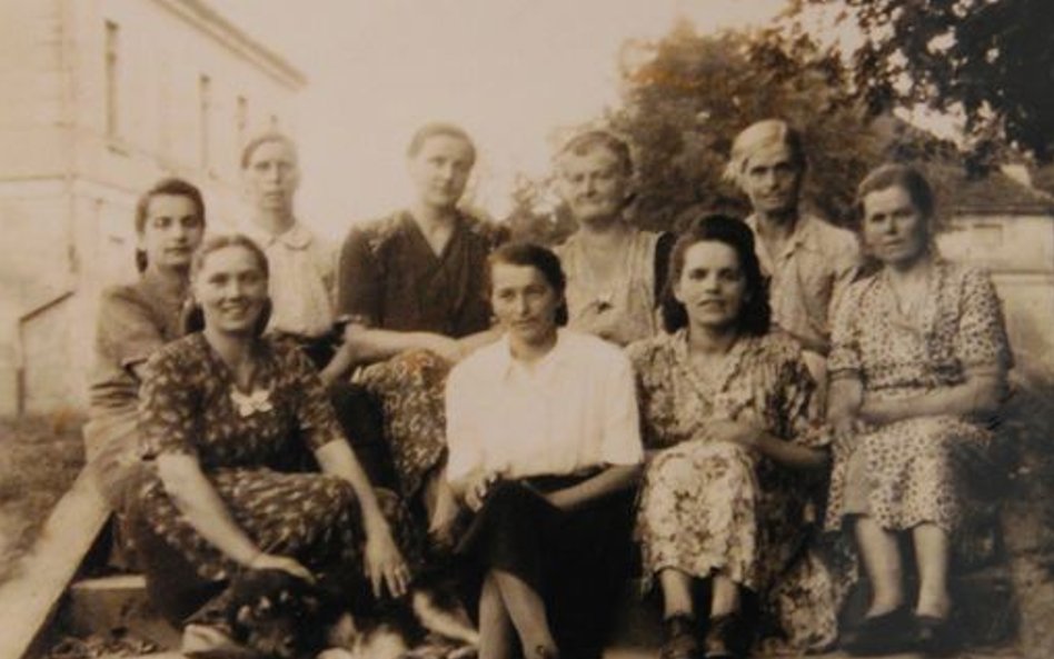 Wychowawczynie oraz opiekunki w sierocińcu w Czerniejewie.