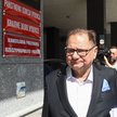 Mec. Ryszard Kalisz przed siedzibą PKW