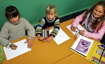 Julia Jarocka, Kinga Romaniuk i Daria Pikacz na lekcji w niewielkiej szkole w Klonownicy Dużej