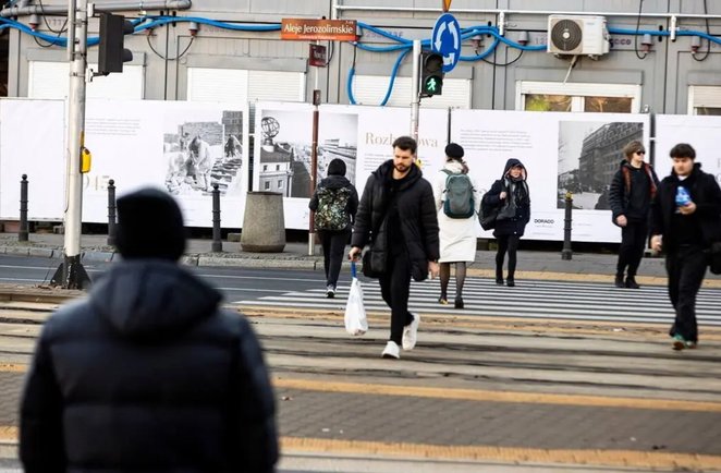 Przechodnie w Alejach Jerozolimskich moga od kilku dni ogląać wystawę uliczną poświęconą historii gm