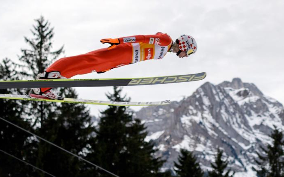 Kamil Stoch nad Alpami. Polak jest w znakomitej formie, został liderem Pucharu Świata, a Turniej Czt