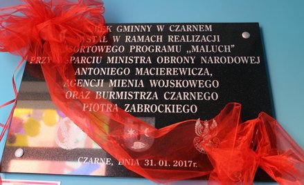 Czarne: Tablica na cześć Macierewicza w żłobku