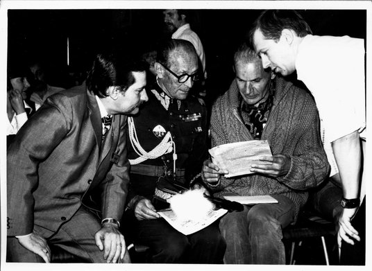 Lech Wałęsa (1. z lewej) podczas I Krajowego Zjazdu Delegatów NSZZ Solidarność w Gdańsku, wrzesień 1