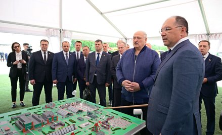 Aleksander Łukaszenko podczas wizyty na terenie budowy Nieżyńskiego Kombinatu Górniczo-Wzbogacająceg