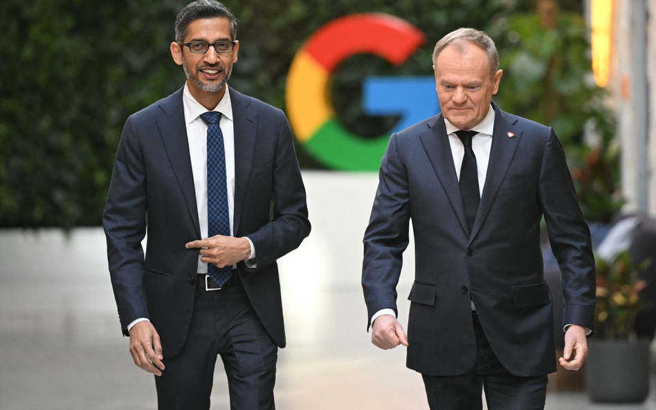 Premier Donald Tusk i dyrektor generalny Google Sundar Pichai przybywają na konferencję prasową po s