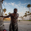 Jamal korzysta z publicznego prysznica w słynnej dzielnicy Venice Beach w Los Angeles. Jest jednym z