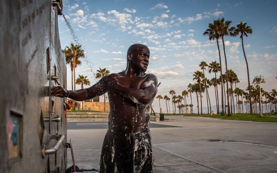 Jamal korzysta z publicznego prysznica w słynnej dzielnicy Venice Beach w Los Angeles. Jest jednym z