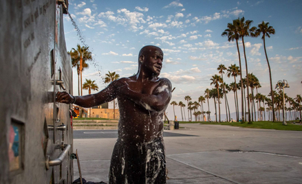 Jamal korzysta z publicznego prysznica w słynnej dzielnicy Venice Beach w Los Angeles. Jest jednym z