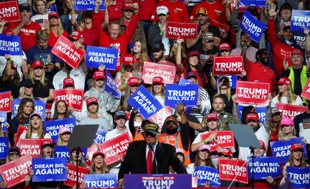 Donald Trump przemawia na wiecu w Georgii