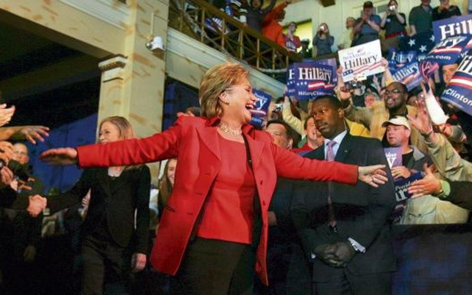 McCain już zwyciężył, Clinton wciąż walczy