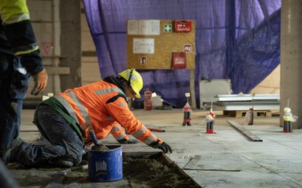 Posadzkarze mają do zapełnienia ogromne przestrzenie