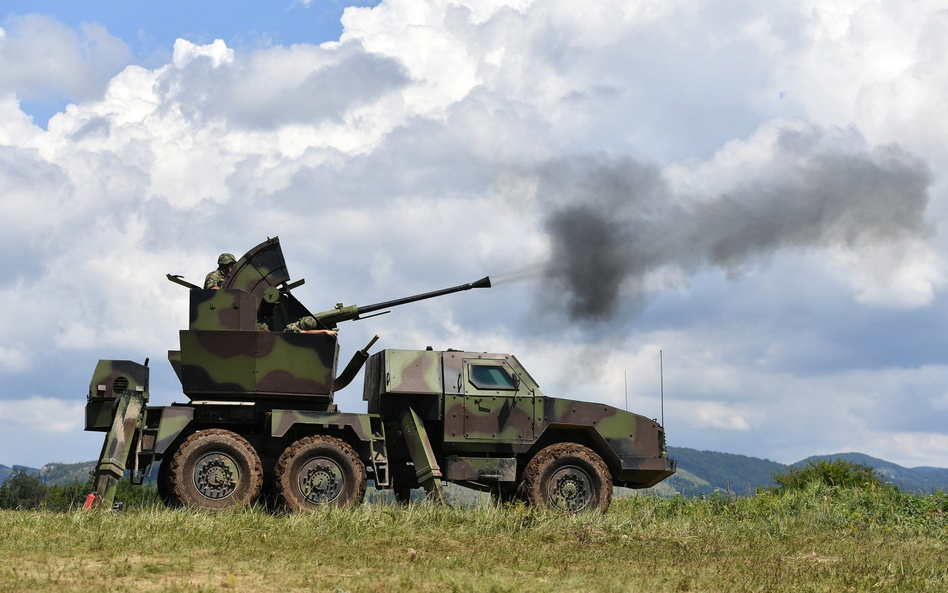 Samobieżny zestaw przeciwlotniczy PASARS-16 Terminator podczas strzelania z armaty 40 mm. Właśnie z 