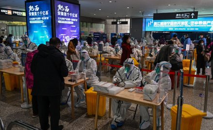Punkt testów na COVID-19 na stacji kolejowej w Szanghaju