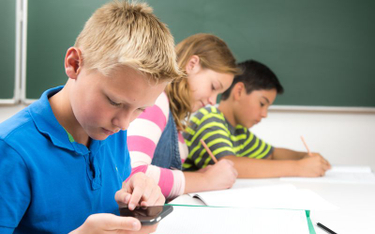 Sondaż: Czy należy zakazać telefonów komórkowych w szkołach
