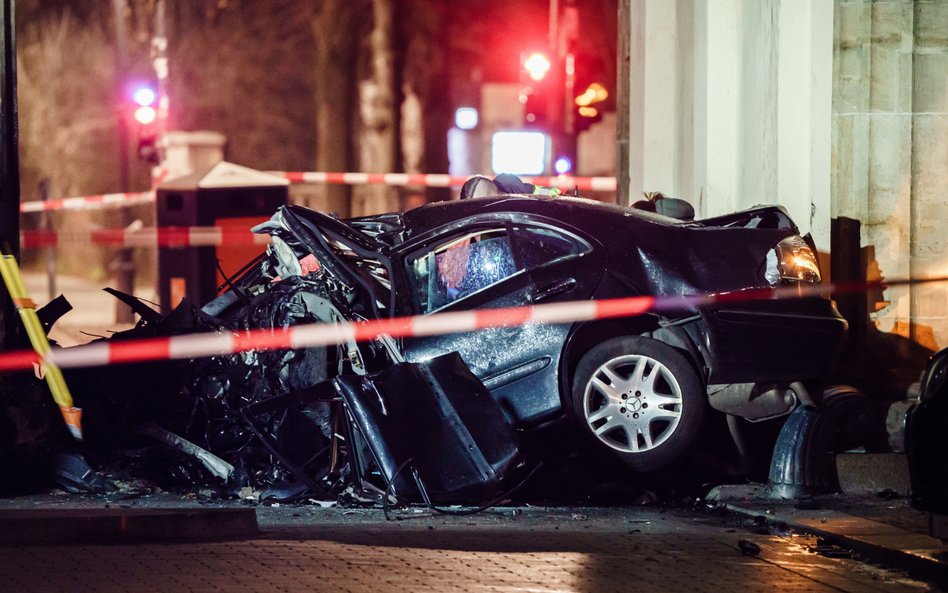 Samochód z polską rejestracją uderzył w Bramę Brandenburską. Kierowca nie żyje