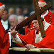 Kardynał Josef Ratzinger i Jan Paweł II w czasie uroczystości Wielkiego Piątku 18 kwietnia 2003 roku