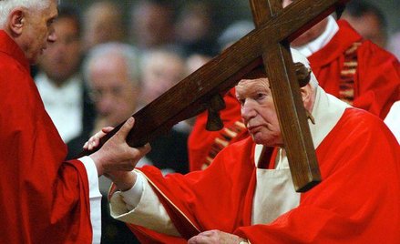 Kardynał Josef Ratzinger i Jan Paweł II w czasie uroczystości Wielkiego Piątku 18 kwietnia 2003 roku