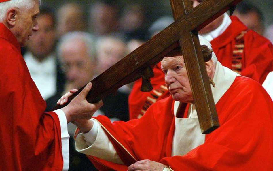 Kardynał Josef Ratzinger i Jan Paweł II w czasie uroczystości Wielkiego Piątku 18 kwietnia 2003 roku