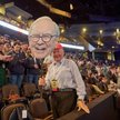 Uczestnik corocznego walnego zgromadzenia akcjonariuszy Berkshire Hathaway w Omaha trzyma tekturową 